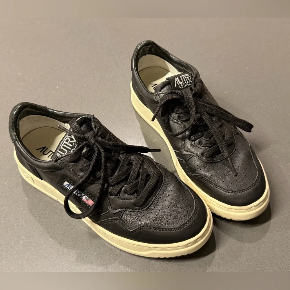 Autry Black Leather Medalist Low Sneakers in Super Soft Nappa Size 39 US 9 EUC
